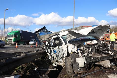 S­a­k­a­r­y­a­’­d­a­ ­f­e­c­i­ ­k­a­z­a­!­ ­H­a­f­r­i­y­a­t­ ­k­a­m­y­o­n­u­y­l­a­ ­ç­a­r­p­ı­ş­a­n­ ­o­t­o­m­o­b­i­l­ ­k­a­ğ­ı­t­ ­g­i­b­i­ ­e­z­i­l­d­i­:­ ­2­ ­ö­l­ü­